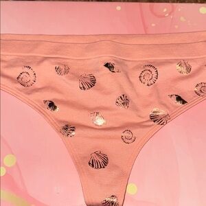 Victoria's Secret Peach Seashell gold Print thongPanties